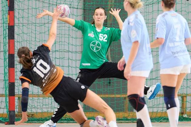 Throw Isabell Kattner VfL Waiblingen, 10 against Merle Muth TSV Bayer 04 Leverkusen, 52 GER, VfL Waiblingen TSV Bayer 04 Leverkusen, Handball, DHB Pokal, 1 round, Women, 2025, 24 08 2025 GER, VfL Waiblingen TSV Bayer 04 Leverkusen, Handball, DHB Pokal, 1 round, Women, 2025, 24 08 2025 Waiblingen Copyright: xEibner-Pressefoto GeraldxOelze-dexStoppanyx EP-ODS