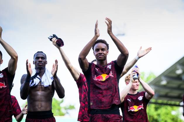 Leipzigs Assan Ouedraogo celebrates the win with the fans Football DFB Pokal 1 round SV Sandhausen RB Leipzig August 16, 2025 Sandhausen, Stadion am Hardtwald SV Sandhausen RB Leipzig