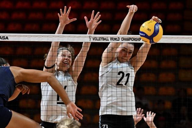 Volleyball, Frauen, WM, USA - Argentinien USA v Argentina - FIVB Women s Volleyball World Championship, WM, Weltmeisterschaft NAKHON RATCHASIMA, THAILAND - AUGUST 24: Victoria Mayer (14) and Micaela Margarita Cabrera (21) of Argentina during FIVB Women s Volleyball World Championship match between USA and Argentina at Korat Chatchai Hall in Nakhon Ratchasima, Thailand on August 24, 2025. Mustafa Hatipoglu Anadolu Nakhon Ratchasima Thailand. Editorial use only. Please get in touch for any other usage.  Copyright: x2025xAnadoluxMustafaxHatipoglux