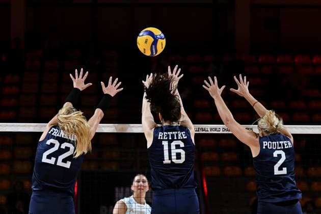 Volleyball, Frauen, WM, USA - Argentinien USA v Argentina - FIVB Women s Volleyball World Championship, WM, Weltmeisterschaft NAKHON RATCHASIMA, THAILAND - AUGUST 24: Sarah Franklin (22), Dana Rettke (16) and Jordyn Poulter (2) of USA in action during FIVB Women s Volleyball World Championship match between USA and Argentina at Korat Chatchai Hall in Nakhon Ratchasima, Thailand on August 24, 2025. Mustafa Hatipoglu Anadolu Nakhon Ratchasima Thailand. Editorial use only. Please get in touch for any other usage.  Copyright: x2025xAnadoluxMustafaxHatipoglux