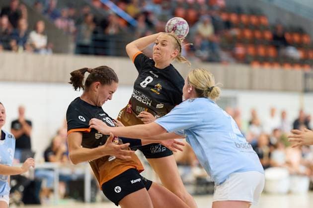 Jump shot by Belen Gettwart VfL Waiblingen, 08 GER, VfL Waiblingen TSV Bayer 04 Leverkusen, Handball, DHB Pokal, 1 round, Women, 2025, 24 08 2025 GER, VfL Waiblingen TSV Bayer 04 Leverkusen, Handball, DHB Pokal, 1 round, Women, 2025, 24 08 2025 Waiblingen Copyright: xEibner-Pressefoto GeraldxOelze-dexStoppanyx EP-ODS