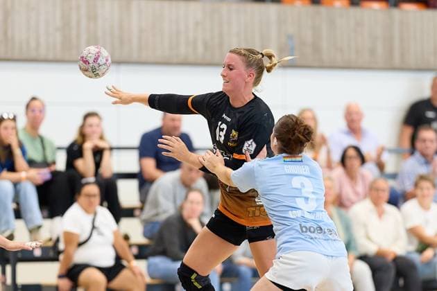 Pass by Samira Brand VfL Waiblingen, 13 GER, VfL Waiblingen TSV Bayer 04 Leverkusen, Handball, DHB Pokal, 1 round, Women, 2025, 24 08 2025 GER, VfL Waiblingen TSV Bayer 04 Leverkusen, Handball, DHB Pokal, 1 round, Women, 2025, 24 08 2025 Waiblingen Copyright: xEibner-Pressefoto GeraldxOelze-dexStoppanyx EP-ODS