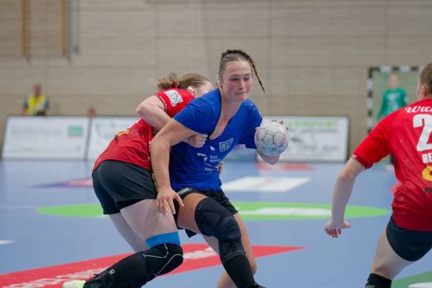 Lucy Strauchmann Halle, 78 , Lara Seidel Leipzig, 3 , SV Union Halle Neustadt HC Leipzig, Handball Frauen, DHB Pokal, 1 Runde, Saison 2025 26, 24 08 2025 Halle SWH Arena Sachsen Anhalt Germany