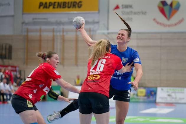 Lucy Strauchmann Halle, 78 , Cara Reuthal Halle, 26 , Lara Seidel Leipzig, 3 , SV Union Halle Neustadt HC Leipzig, Handball Women, DHB Cup, 1 Round, Season 2025 26, 24 08 2025 Halle SWH Arena Sachsen Anhalt Germany