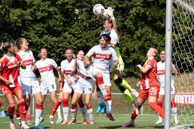 Jana Beuschlein VFB Stuttgart Women, 20 clears the ball in front of Kiara Beck VFB Stuttgart Women, 01 , GER, VfB Stuttgart Women vs FC Bayern Muenchen Women II, Football, 2 Womens Bundesliga, Matchday 1, Season 2025 2026, 24 08 2025, GER, VfB Stuttgart Women vs FC Bayern Muenchen Women II, Football, 2 Womens Bundesliga, Matchday 1, Season 2025 2026, 24 08 2025, Stuttgart Copyright: xEibner-Pressefoto EdwardxCheungx EP_ECG