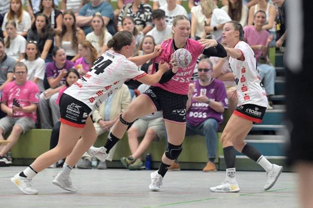 Charlotte Cholevova TusSies Metzingen, 96 against Lisa Fuchs TG Nuertingen, 24 and Maileen Seeger TG Nuertingen, 16 TG Nuertingen vs TusSies Metzingen, Handball, DHB Pokal, 1 round, season 2025 2026, 24 08 2025 TG Nuertingen vs TusSies Metzingen, Handball, DHB Pokal, 1 round, season 2025 2026, 24 08 2025 Nuertingen Copyright: xEibner-Pressefoto TobiasxBaurx EP_TBR