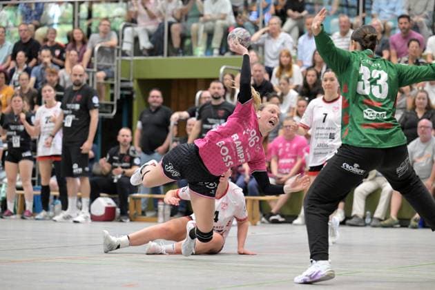 Charlotte Cholevova TusSies Metzingen, 96 against Sophie Leenen TG Nuertingen, 33 in goal TG Nuertingen vs TusSies Metzingen, handball, DHB Pokal, 1 round, season 2025 2026, 24 08 2025 TG Nuertingen vs TusSies Metzingen, handball, DHB Pokal, 1 round, season 2025 2026, 24 08 2025 Nuertingen Copyright: xEibner-Pressefoto TobiasxBaurx EP_TBR