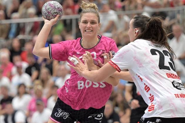Nele Franz TusSies Metzingen, 10 vs Leonie Dreizler TG Nuertingen, 23 TG Nuertingen vs TusSies Metzingen, handball, DHB Cup, 1 round, season 2025 2026, 24 08 2025 TG Nuertingen vs TusSies Metzingen, handball, DHB Cup, 1 round, season 2025 2026, 24 08 2025 Nuertingen Copyright: xEibner-Pressefoto TobiasxBaurx EP_TBR