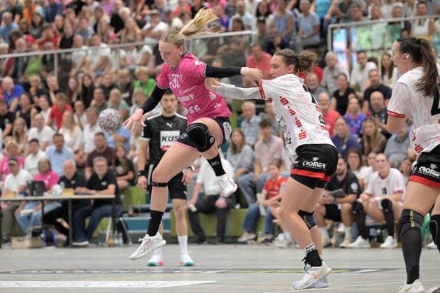 Charlotte Cholevova TusSies Metzingen, 96 vs Lenya Treusch TG Nuertingen, 27 TG Nuertingen vs TusSies Metzingen, handball, DHB Cup, 1 round, season 2025 2026, 24 08 2025 TG Nuertingen vs TusSies Metzingen, handball, DHB Cup, 1 round, season 2025 2026, 24 08 2025 Nuertingen Copyright: xEibner-Pressefoto TobiasxBaurx EP_TBR