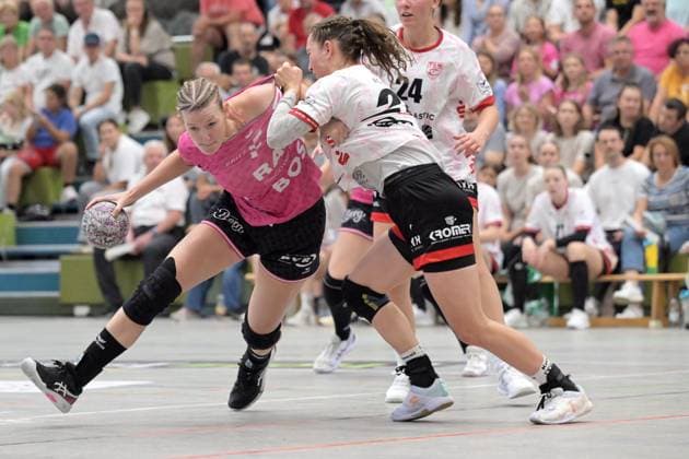 Naina Klein TusSies Metzingen, 09 vs Lenya Treusch TG Nuertingen, 27 TG Nuertingen vs TusSies Metzingen, handball, DHB Cup, 1 round, season 2025 2026, 24 08 2025 TG Nuertingen vs TusSies Metzingen, handball, DHB Cup, 1 round, season 2025 2026, 24 08 2025 Nuertingen Copyright: xEibner-Pressefoto TobiasxBaurx EP_TBR
