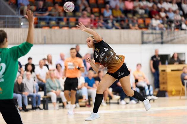 Jump shot Amelie Herzog VfL Waiblingen, 32 GER, VfL Waiblingen TSV Bayer 04 Leverkusen, Handball, DHB Pokal, 1 round, Women, 2025, 24 08 2025 GER, VfL Waiblingen TSV Bayer 04 Leverkusen, Handball, DHB Pokal, 1 round, Women, 2025, 24 08 2025 Waiblingen Copyright: xEibner-Pressefoto GeraldxOelze-dexStoppanyx EP-ODS