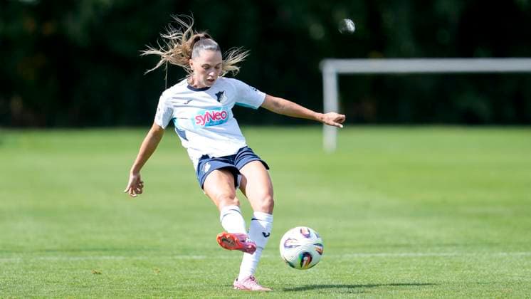 Jill Janssens TSG, 9 , on the ball, cropped, full body, single image, single photo, action, action, 24 08 2025, Sankt Leon Rot Germany , football, women, test match, TSG 1899 Hoffenheim 1 FC Nürnberg, 24 08 2025, Sankt Leon Rot Germany , football, women, test match, TSG 1899 Hoffenheim 1 FC Nürnberg, DFB DFL REGULATIONS PROHIBIT ANY USE OF PHOTOGRAPHS AS IMAGE SEQUENCES AND OR QUASI VIDEO xozx