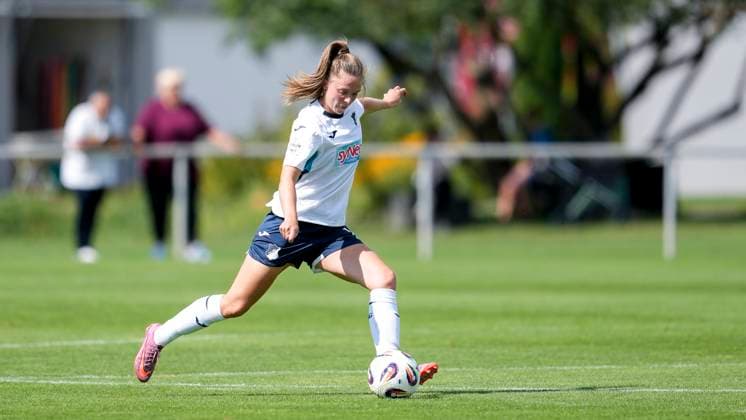 Valesca Ampoorter TSG, 18 , on the ball, cropped, full body, single image, single photo, action, action, 24 08 2025, Sankt Leon Rot Germany , football, women, test match, TSG 1899 Hoffenheim 1 FC Nürnberg, 24 08 2025, Sankt Leon Rot Germany , football, women, test match, TSG 1899 Hoffenheim 1 FC Nürnberg, DFB DFL REGULATIONS PROHIBIT ANY USE OF PHOTOGRAPHS AS IMAGE SEQUENCES AND OR QUASI VIDEO xozx