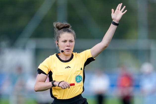 Franziska Vögele referee, gives instructions, gestures, gesticulates with arms, single picture, single photo, action, action, 24 08 2025, Sankt Leon Rot Germany , Soccer, Women, Test match, TSG 1899 Hoffenheim 1 FC Nürnberg, 24 08 2025, Sankt Leon Rot Germany , Football, Women, Test match, TSG 1899 Hoffenheim 1 FC Nürnberg, DFB DFL REGULATIONS PROHIBIT ANY USE OF PHOTOGRAPHS AS IMAGE SEQUENCES AND OR QUASI VIDEO xozx