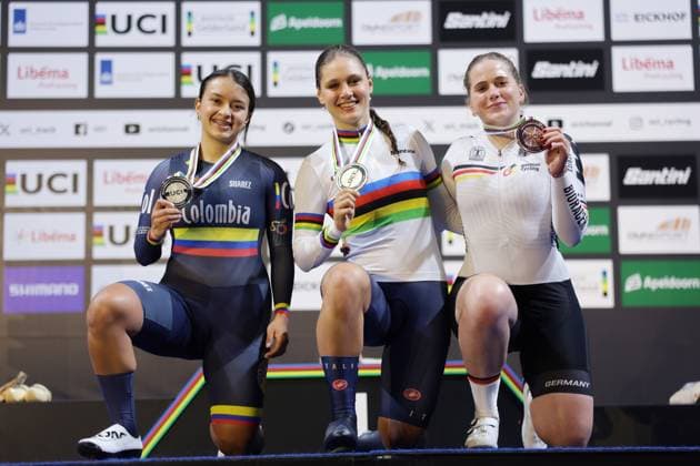 2025 UCI Junior Track World Championships Picture by Alex Whitehead SWpix.com - 24 08 2025 - Cycling - 2025 UCI Junior Track World Championships - Omnisport, Apeldoorn, Netherlands - Women Keirin 1-6 Final - Matilde Cenci (Italy) receives the Gold medal and Rainbow jersey, Valeria Hernandez Vergara (Colombia) receives the Silver medal and Emilia Waterstradt (Germany) receives the Bronze medal. Omnisport Apeldoorn Netherlands Copyright: x xSWpix.comx(t axPhotographyxHubxLtd)xAlexxWhitehead SWpix.comx SWP-3065-0117