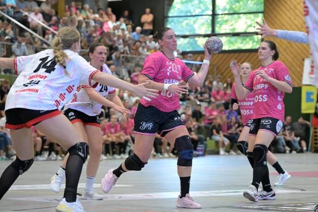 Gabriela Bitolo TusSies Metzingen, 22 vs Lisa Fuchs TG Nuertingen, 24 TG Nuertingen vs TusSies Metzingen, handball, DHB Cup, 1 round, season 2025 2026, 24 08 2025 TG Nuertingen vs TusSies Metzingen, handball, DHB Cup, 1 round, season 2025 2026, 24 08 2025 Nuertingen Copyright: xEibner-Pressefoto TobiasxBaurx EP_TBR