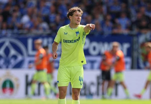 24 08 2025, xdcx, Soccer 2 Bundesliga, SV Darmstadt 98 Hertha BSC Berlin, emonline, emspor, despor, v l , Linus Gechter Hertha BSC Berlin gives instructions, gesticulates, gesticulate with arms gives instructions, gesticulate DFL DFB REGULATIONS PROHIBIT ANY USE OF PHOTOGRAPHS AS IMAGE SEQUENCES AND OR QUASI VIDEO Copyright: HMBxMedia Claus