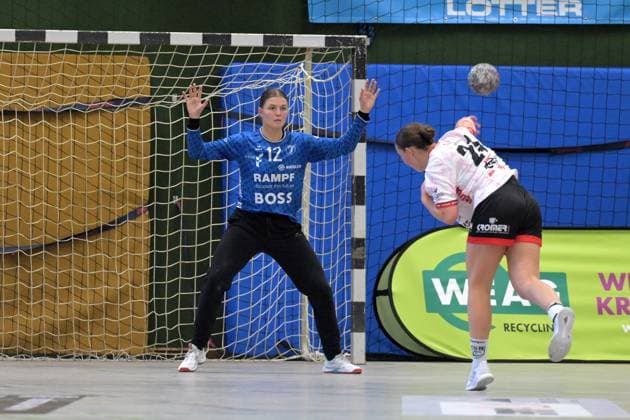 Marie Kristin Weiss TusSies Metzingen, 12 in goal against Lisa Fuchs TG Nuertingen, 24 TG Nuertingen vs TusSies Metzingen, handball, DHB Cup, 1 round, season 2025 2026, 24 08 2025 TG Nuertingen vs TusSies Metzingen, handball, DHB Cup, 1 round, season 2025 2026, 24 08 2025 Nuertingen Copyright: xEibner-Pressefoto TobiasxBaurx EP_TBR