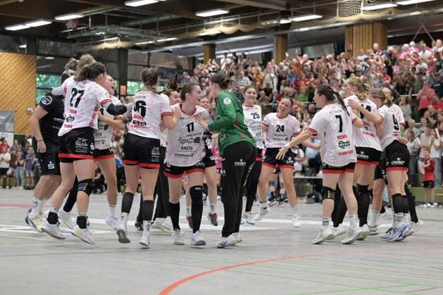 TG Nuertingen celebrates after the victory over the Tussies Metzingen in the 1st round of the DHB Cup TG Nuertingen vs TusSies Metzingen, Handball, DHB Cup, 1st round, Season 2025 2026, 24 08 2025 TG Nuertingen vs TusSies Metzingen, Handball, DHB Cup, 1st round, Season 2025 2026, 24 08 2025 Nuertingen Copyright: xEibner-Pressefoto TobiasxBaurx EP_TBR