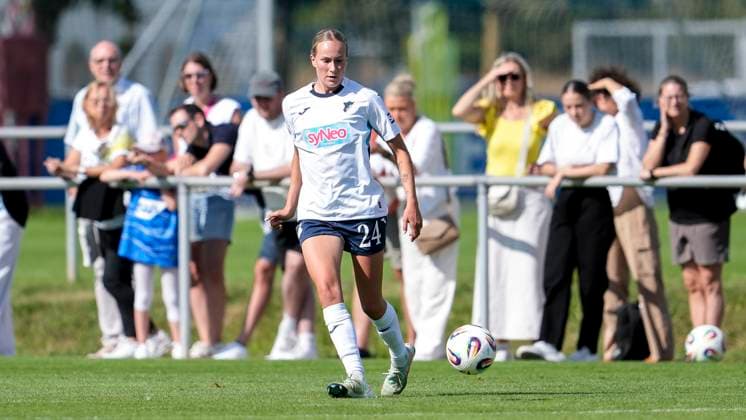Feli Delacauw TSG, 24 , on the ball, cropped, full body, single image, single photo, action, action, 24 08 2025, Sankt Leon Rot Germany , football, women, test match, TSG 1899 Hoffenheim 1 FC Nürnberg, 24 08 2025, Sankt Leon Rot Germany , football, women, test match, TSG 1899 Hoffenheim 1 FC Nürnberg, DFB DFL REGULATIONS PROHIBIT ANY USE OF PHOTOGRAPHS AS IMAGE SEQUENCES AND OR QUASI VIDEO xozx
