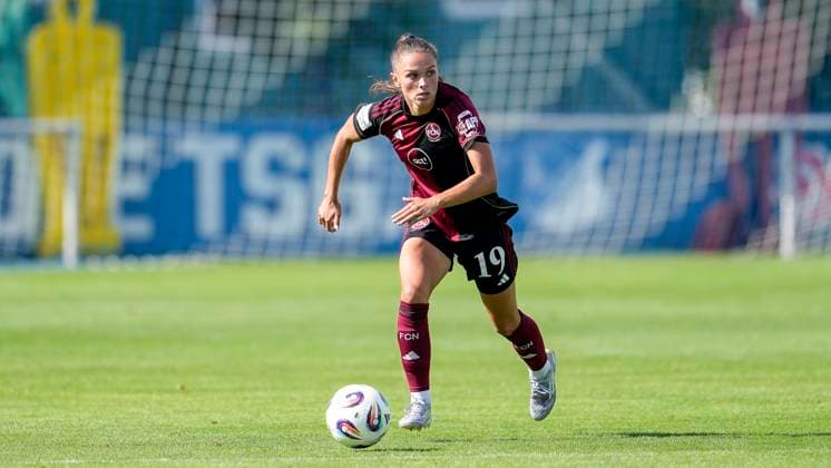 Sanja Homann FCN, 19 , on the ball, cropped, full body, single image, single photo, action, action, 24 08 2025, Sankt Leon Rot Germany , football, women, test match, TSG 1899 Hoffenheim 1 FC Nürnberg, 24 08 2025, Sankt Leon Rot Germany , football, women, test match, TSG 1899 Hoffenheim 1 FC Nürnberg, DFB DFL REGULATIONS PROHIBIT ANY USE OF PHOTOGRAPHS AS IMAGE SEQUENCES AND OR QUASI VIDEO xozx
