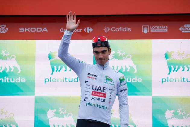 Juan Ayuso (UAE Emirates) celebrates his white young best rider jersey following the second stage of 80th Vuelta a Espana cycling tour in Alba, Italy, 24 August 2025. The stage covers 157 km between Alba and Limone Piemonte. Second stage of Vuelta a Espana tour !ACHTUNG: NUR REDAKTIONELLE NUTZUNG!  Copyright: xJavierxLizonx GRAF2227 20250824-55017728656_1