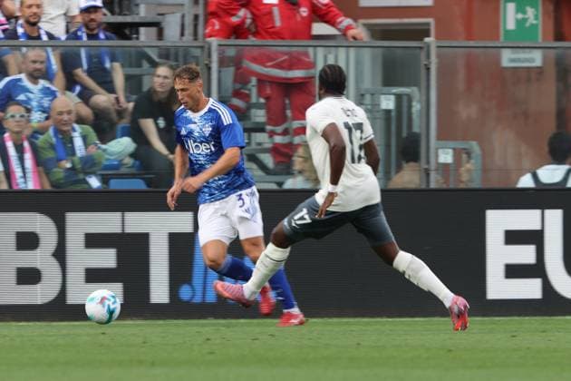 ComoÕs Como 1907 s Mergim Vojvoda during the Serie A soccer match between Como and Lazio at the G Sinigaglia Stadium in Como north Italy - Sunday, August 24 2025. - Soccer .  Copyright: xAntonioxSaia LaPressex