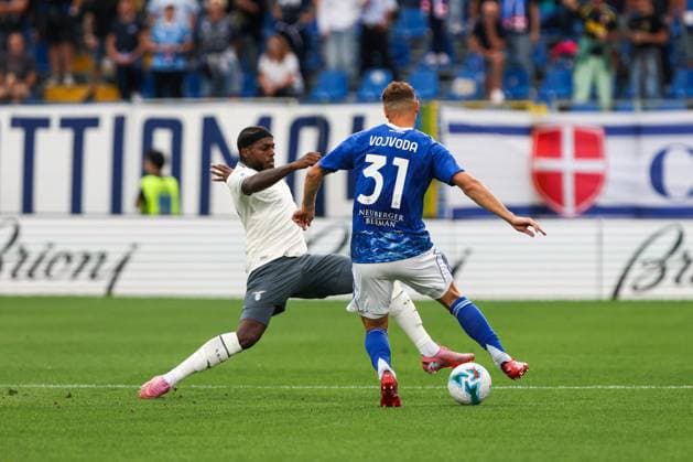 CALCIO - Serie A - Como 1907 vs SS Lazio Mergim Vojvoda (Como 1907) in action against Oluwafisayo Faruq Dele-Bashiru (SS Lazio) during Como 1907 vs SS Lazio, Italian soccer Serie A match in Como, Italy, August 24 2025 Como Italy  Copyright: xIPAxSport ABACAx