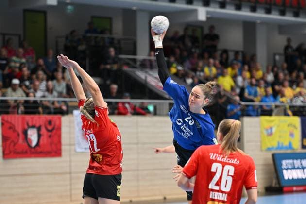 Marlene Tucholke HC Leipzig, 23 on goal throw against Ilona Kieffer SV Union Halle Neustadt, 72 and Cara Reuthal SV Union Halle Neustadt, 26 SV Union Halle Neustadt vs HC Leipzig, Handball, DHB Pokal, Women, 1 Round, Season 2025 2026, 24 08 2025, SV Union Halle Neustadt vs HC Leipzig, Handball, DHB Pokal, Women, 1 Round, Season 2025 2026, 24 08 2025 Halle Saale Copyright: xEibner-Pressefoto RalphxKunzex EP_RKE