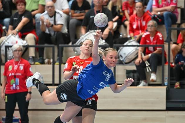 Lara Tauchmann HC Leipzig, 28 on goal throw against Viktoria Marksteiner SV Union Halle Neustadt, 10 SV Union Halle Neustadt vs HC Leipzig, Handball, DHB Pokal, Women, 1 round, Season 2025 2026, 24 08 2025, SV Union Halle Neustadt vs HC Leipzig, Handball, DHB Pokal, Women, 1 round, Season 2025 2026, 24 08 2025 Halle Saale Copyright: xEibner-Pressefoto RalphxKunzex EP_RKE