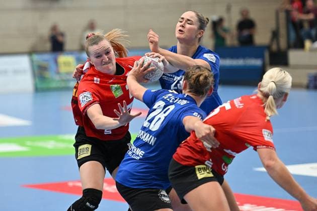 duel, Cara Reuthal SV Union Halle Neustadt, 26 , Lara Tauchmann HC Leipzig, 28 , back Marlene Tucholke HC Leipzig, 23 , right Lilli Roepcke SV Union Halle Neustadt, 25 SV Union Halle Neustadt vs HC Leipzig, handball, DHB Cup, women, 1 round, season 2025 2026, 24 08 2025, SV Union Halle Neustadt vs HC Leipzig, handball, DHB Cup, women, 1 round, season 2025 2026, 24 08 2025 Halle Saale Copyright: xEibner-Pressefoto RalphxKunzex EP_RKE
