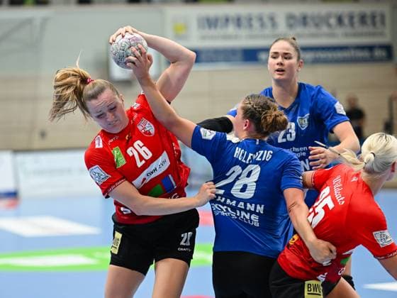 duel, Cara Reuthal SV Union Halle Neustadt, 26 , Lara Tauchmann HC Leipzig, 28 , back Marlene Tucholke HC Leipzig, 23 , right Lilli Roepcke SV Union Halle Neustadt, 25 SV Union Halle Neustadt vs HC Leipzig, handball, DHB Cup, women, 1 round, season 2025 2026, 24 08 2025, SV Union Halle Neustadt vs HC Leipzig, handball, DHB Cup, women, 1 round, season 2025 2026, 24 08 2025 Halle Saale Copyright: xEibner-Pressefoto RalphxKunzex EP_RKE