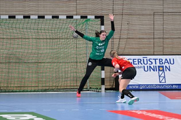 7m, penalty throw, Fabienne Buech SV Union Halle Neustadt, 15 vs Janine Fleischer HC Leipzig, 44 SV Union Halle Neustadt vs HC Leipzig, handball, DHB Cup, women, 1 round, season 2025 2026, 24 08 2025, SV Union Halle Neustadt vs HC Leipzig, handball, DHB Cup, women, 1 round, season 2025 2026, 24 08 2025 Halle Saale Copyright: xEibner-Pressefoto RalphxKunzex EP_RKE