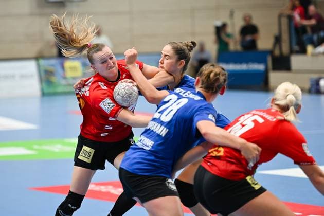 duel, Cara Reuthal SV Union Halle Neustadt, 26 , Lara Tauchmann HC Leipzig, 28 , back Marlene Tucholke HC Leipzig, 23 , right Lilli Roepcke SV Union Halle Neustadt, 25 SV Union Halle Neustadt vs HC Leipzig, handball, DHB Cup, women, 1 round, season 2025 2026, 24 08 2025, SV Union Halle Neustadt vs HC Leipzig, handball, DHB Cup, women, 1 round, season 2025 2026, 24 08 2025 Halle Saale Copyright: xEibner-Pressefoto RalphxKunzex EP_RKE