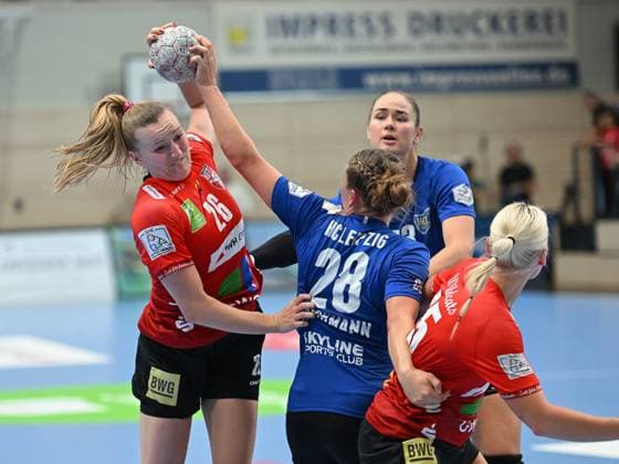 duel, Cara Reuthal SV Union Halle Neustadt, 26 , Lara Tauchmann HC Leipzig, 28 , back Marlene Tucholke HC Leipzig, 23 , right Lilli Roepcke SV Union Halle Neustadt, 25 SV Union Halle Neustadt vs HC Leipzig, handball, DHB Cup, women, 1 round, season 2025 2026, 24 08 2025, SV Union Halle Neustadt vs HC Leipzig, handball, DHB Cup, women, 1 round, season 2025 2026, 24 08 2025 Halle Saale Copyright: xEibner-Pressefoto RalphxKunzex EP_RKE