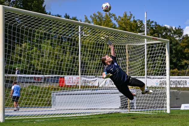 24 08 2025, Football, 2 Womens Bundesliga, 2025 2026, 1 Matchday, FC Viktoria Berlin 1889 Berlin SG 99 Andernach Andernach goalkeeper Elena Bläser defends the ball during the warm-up