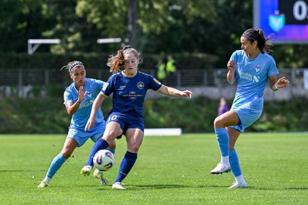 24 08 2025, Football, 2 Womens Bundesliga, 2025 2026, Matchday 1, FC Viktoria Berlin 1889 Berlin SG 99 Andernach Leonie Krump 10 Andernach brings the ball under control Aylin Yaren at the back, Viktoria Berlin and Laura Casanovas Diaz on the right, Viktoria Berlin try to separate her from the ball