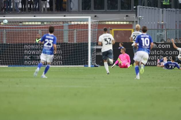 Como™s Como 1907 s Anastasios Douvikas goal during the Serie A soccer match between Como and Lazio at the G Sinigaglia Stadium in Como north Italy - Sunday, August 24 2025. - Soccer .  Copyright: xAntonioxSaia LaPressex