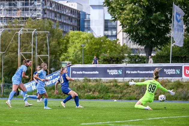 24 08 2025, Football, 2 Womens Bundesliga, 2025 2026, 1 Matchday, FC Viktoria Berlin 1889 Berlin SG 99 Andernach Leonie Krump 10 Andernach prevails against Sarah Klotz 2 Viktoria Berlin and Anna Höfker 26 Viktoria Berlin and also overcomes goalkeeper Michele Tschudin 99 Viktoria Berlin