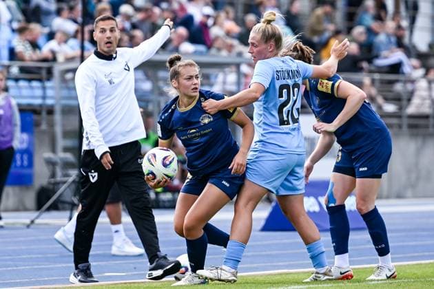 24 08 2025, Football, 2 Womens Bundesliga, 2025 2026, 1 Matchday, FC Viktoria Berlin 1889 Berlin SG 99 Andernach Sarah Stöckmann 22 Viktoria Berlin prevents Leonie Wäschenbach 17 Andernach from taking the throw-in quickly