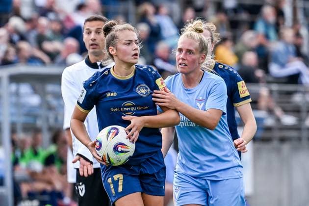 24 08 2025, Football, 2 Womens Bundesliga, 2025 2026, 1 Matchday, FC Viktoria Berlin 1889 Berlin SG 99 Andernach Sarah Stöckmann 22 Viktoria Berlin prevents Leonie Wäschenbach 17 Andernach from taking the throw-in quickly