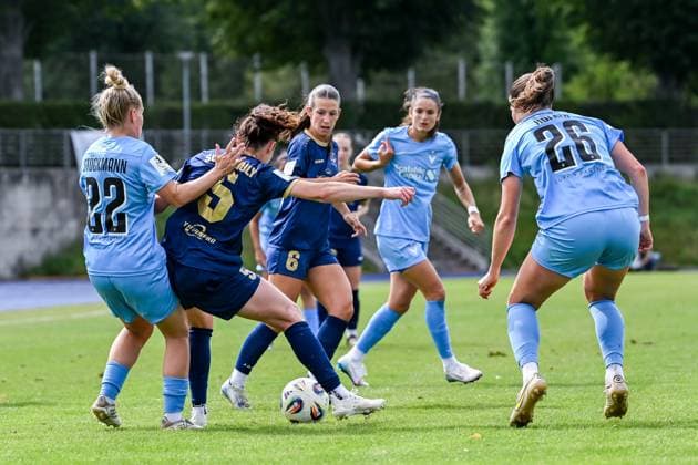 24 08 2025, Football, 2 Womens Bundesliga, 2025 2026, 1 Matchday, FC Viktoria Berlin 1889 Berlin SG 99 Andernach Kathrin Schermuly 5 Andernach puts the body in so that Sarah Stöckmann 22 Viktoria Berlin cannot reach the ball
