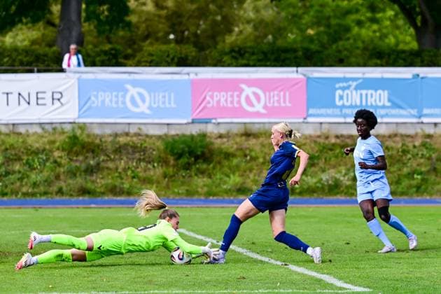 24 08 2025, Football, 2 Womens Bundesliga, 2025 2026, 1 Matchday, FC Viktoria Berlin 1889 Berlin SG 99 Andernach Michele Tschudin 99 Viktoria Berlin not only saves the penalty kick she had previously scored, she also saves the follow-up shot from Isabel Pfeiffer 21 Andernach