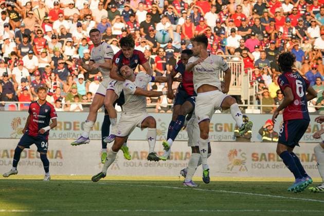 Cagliari Calcio v ACF Fiorentina - Serie A Yerry Mina ( 26 Cagliari Calcio) takes a shot during the Serie A TIM match between Cagliari Calcio and ACF Fiorentina in Italy on August 24, 2025 Cagliari Italy  Copyright: xAlessandroxToccox originalFilename:alessandro-cagliari250824_npvxF.jpg