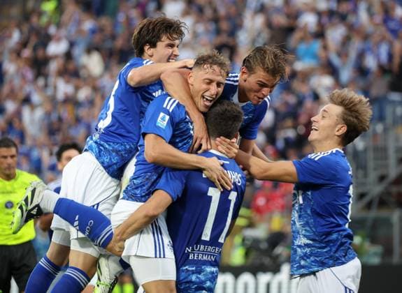 August 24, 2025, Como: Como 1907 s players celebrate the goal scored by Como 1907 s forward Anastasios Douvikas during the Italian Serie A soccer match Como 1907 vs SS Lazio at Giuseppe Sinigaglia stadium in Como, Italy, 24 August 2025, Italy, ANSA ROBERTO BREGANI. Serie A; Como 1907-SS Lazio  - ZUMAa110 20250824_zaf_a110_018 Copyright: xRobertoxBreganix