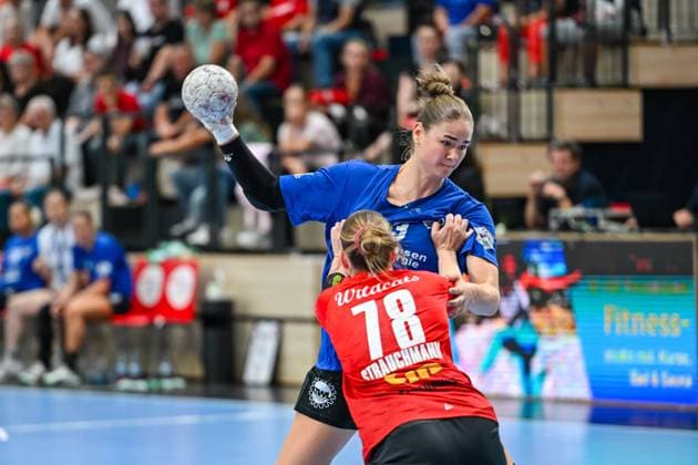 Lucy Strauchmann SV Union Halle Neustadt, 78 braces herself with all her might against Marlene Tucholke HC Leipzig, 23 SV Union Halle Neustadt vs HC Leipzig, handball, DHB Cup, women, 1 round, 2025 2026 season, 24 08 2025, SV Union Halle Neustadt vs HC Leipzig, handball, DHB Cup, women, 1 round, 2025 2026 season, 24 08 2025 Halle Saale Copyright: xEibner-Pressefoto RalphxKunzex EP_RKE