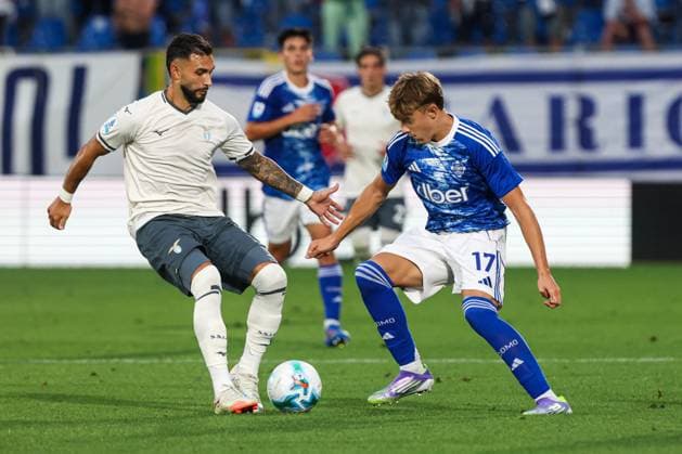 CALCIO - Serie A - Como 1907 vs SS Lazio Valentin Mariano Jose Castellanos Gimenez (SS Lazio) in action against Jesus Rodriguez (Como 1907) during Como 1907 vs SS Lazio, Italian soccer Serie A match in Como, Italy, August 24 2025 Como Italy  Copyright: xIPAxSport ABACAx