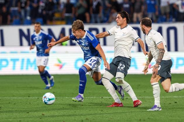 CALCIO - Serie A - Como 1907 vs SS Lazio Jesus Rodriguez (Como 1907) in action against Matteo Cancellieri(SS Lazio) during Como 1907 vs SS Lazio, Italian soccer Serie A match in Como, Italy, August 24 2025 Como Italy  Copyright: xIPAxSport ABACAx