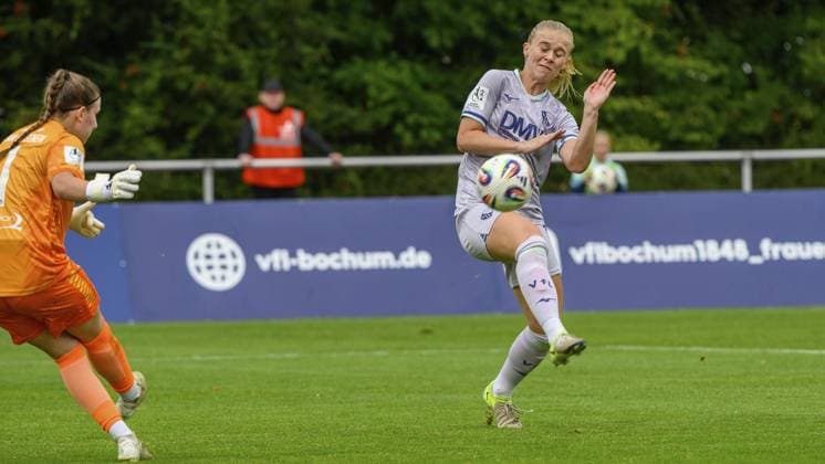 Womens 2 Bundesliga VfL Bochum vs VfR SW Warbeyen 1945 FOR EDITORIAL PURPOSES ONLY p Cecilia Way, right, plays for VfL Bochum women in Bochum on Sunday, 24 08 2025 VfL Bochum vs VfR SW Warbeyen 1945 Germany NRW Bochum in the Womens 2 Bundesliga Copyright RainerxRaffalski Copyright: RainerxRaffalski doc823bd3wydix15m51ofd7 ,EDITORIAL USE ONLY Copyright: RainerxRaffalski