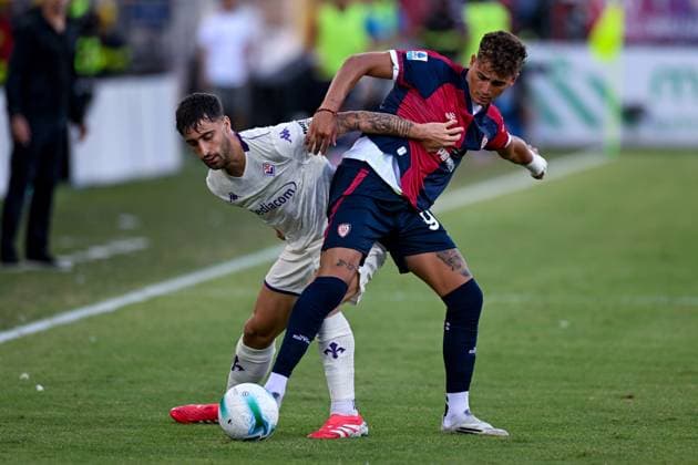 Cagliari s Sebastiano Esposito in action during the Serie A soccer match between Cagliari Calcio and Fiorentina at the Unipol Domus in Cagliari, Sardinia - Sunday, 24 august 2025. - Soccer  Copyright: x Â®xGianlucaxZuddas LaPressex